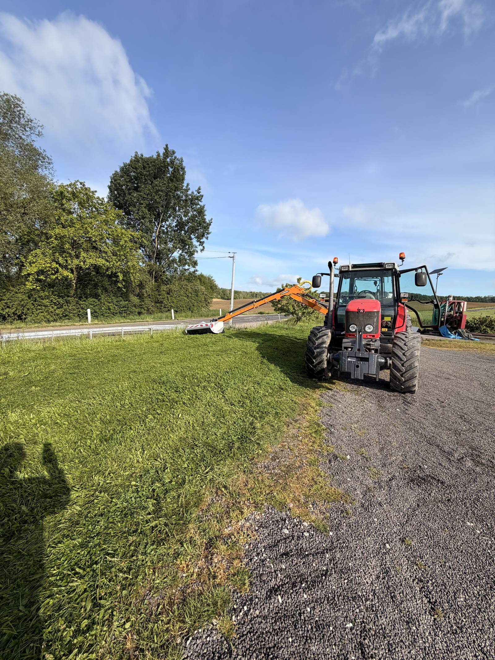 Tracteur en action fauchage bord de route — Cremey Services Environnement